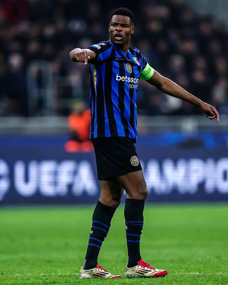 世体：克里斯滕森为续约拒绝中东天价合同，但巴萨未提供报价（世体：克里斯滕森为续约婉拒中东巨额邀约，巴萨至今未开价）