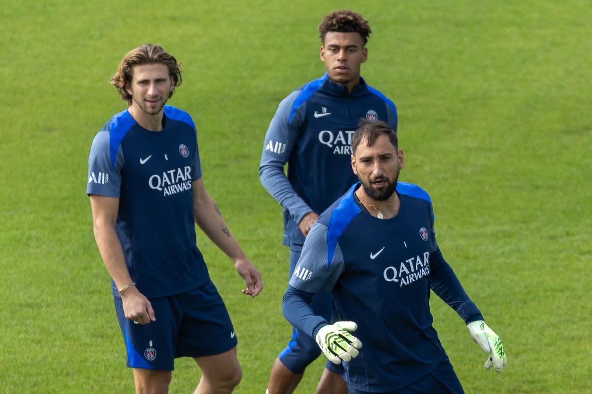 北京国安足协杯夺冠，法比奥荣膺金靴，球员拼尽全力，彰显拼搏精神。（北京国安加冕足协杯冠军，法比奥夺金靴，全队鏖战诠释拼搏精神）