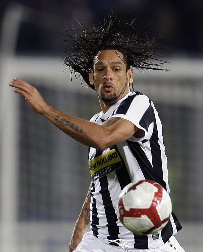 欧冠半场：里奥斯乱战破门，本菲卡暂1-0那不勒斯（欧冠半场战报：里奥斯混战中破门，本菲卡暂以1-0领先那不勒斯）