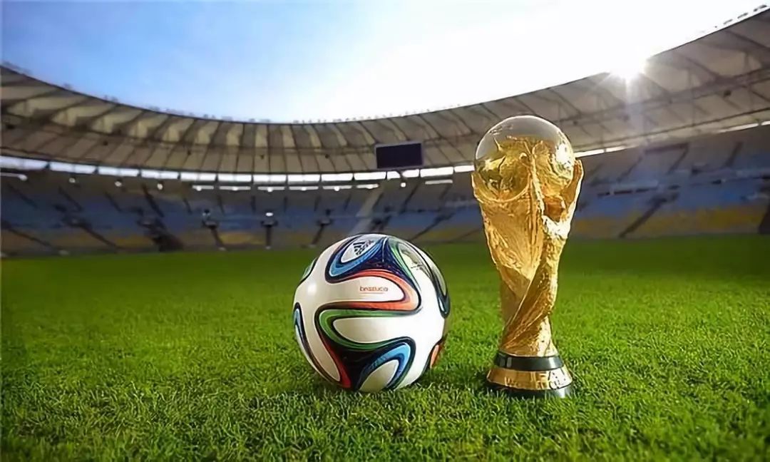 26岁姆巴佩获评10分+MVP：无敌一条龙+飙2世界波,现场视角太牛了（26岁姆巴佩10分满分当选MVP：无解一条龙+连轰两记世界波，现场视角炸裂）