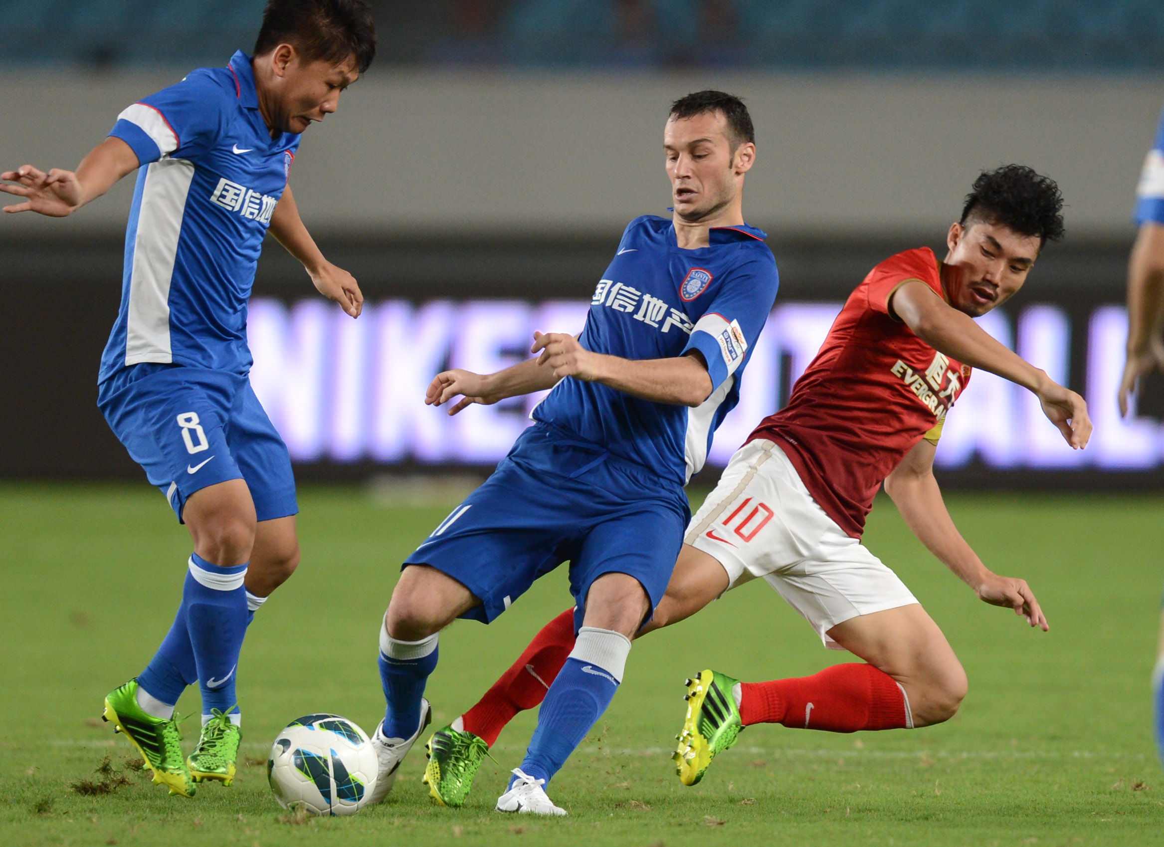 巴蒂：劳塔罗和小蜘蛛可以一起上，但其中一人必须做出牺牲（巴蒂：劳塔罗与小蜘蛛可同场，但需有一人牺牲）