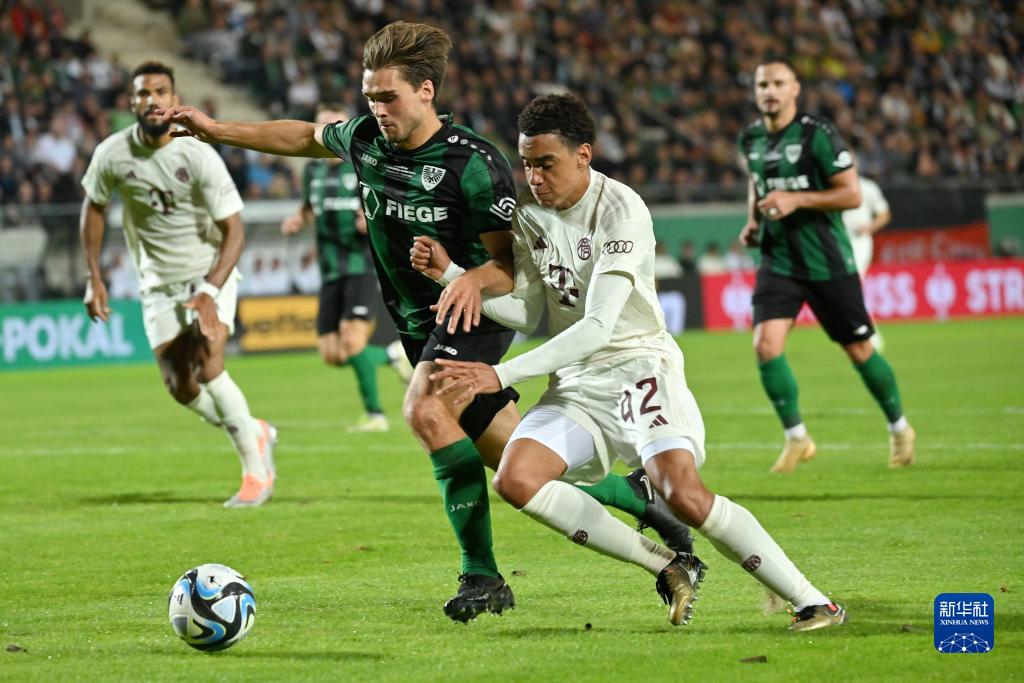 荷甲半场：范德霍恩争议破门，乌德勒支暂1-0埃因霍温（荷甲半场战报：范德霍恩争议进球，乌德勒支暂时1-0领先埃因霍温）