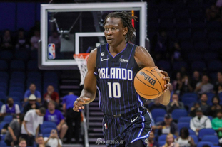 弗赖堡主帅：拜仁全队防守方式值得学习，对阵他们需把握机会（弗赖堡主帅：拜仁整体防守堪称典范，交手时必须把握住机会）