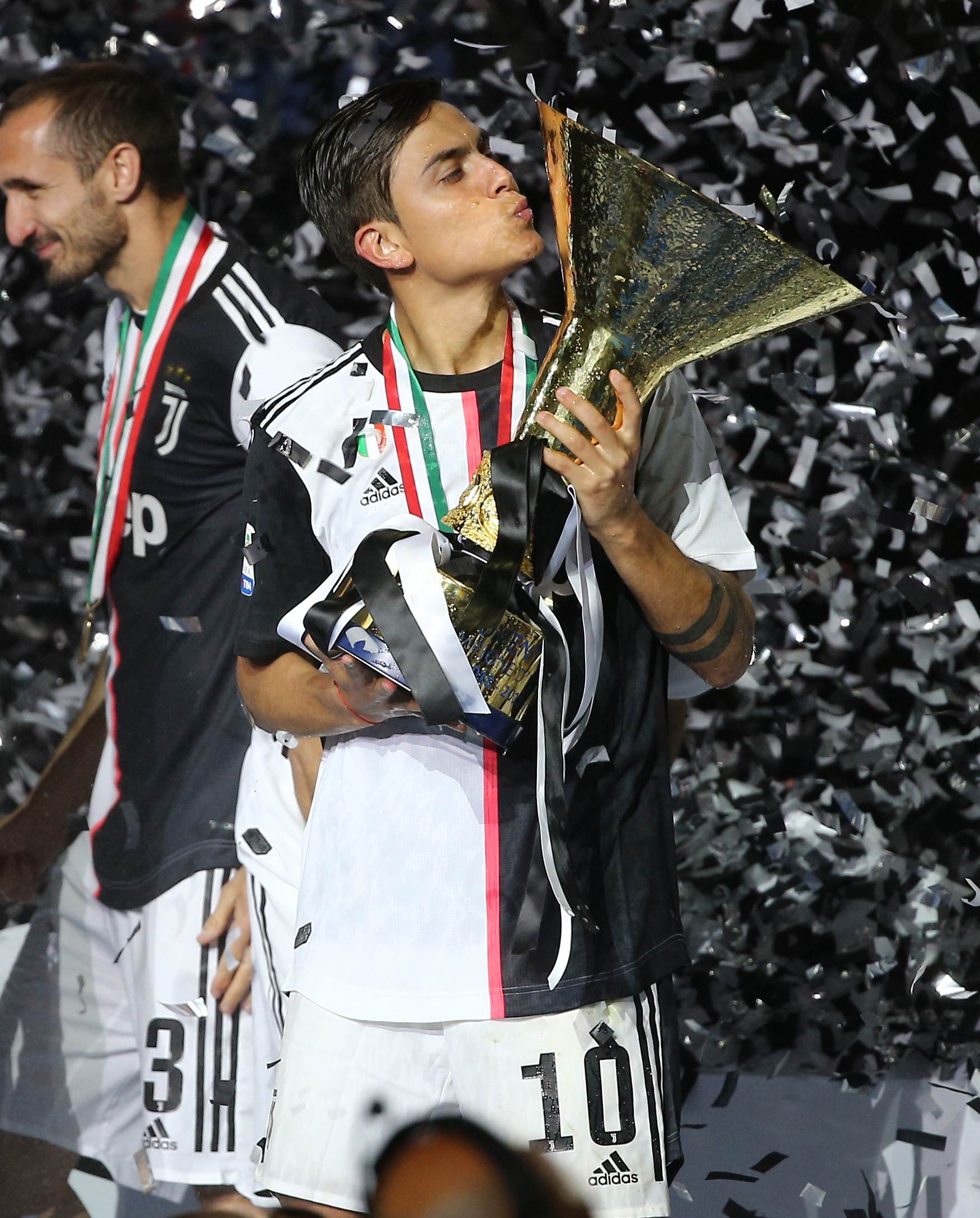 每体：德科为巴萨明夏锁定多名中后卫，首选水晶宫的格伊（每体：德科为巴萨明夏物色多位中卫，水晶宫中卫格伊成首选）