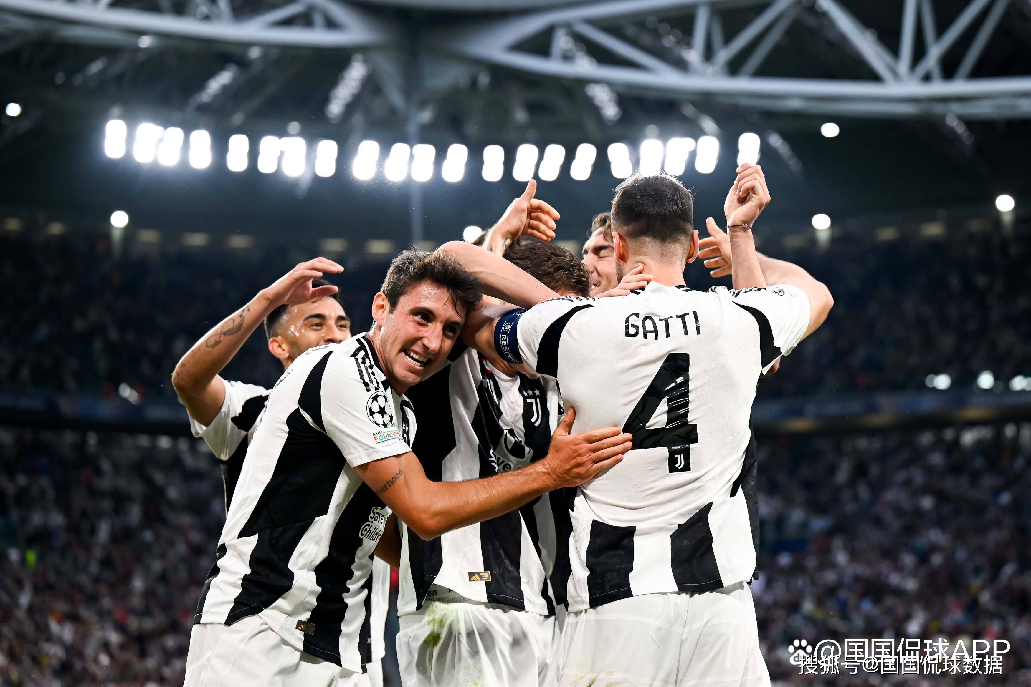 从埃夫勒街区到足球界巅峰：记登贝莱和乌帕梅卡诺的友谊（埃夫勒到足坛之巅：登贝莱与乌帕梅卡诺的同路传奇）