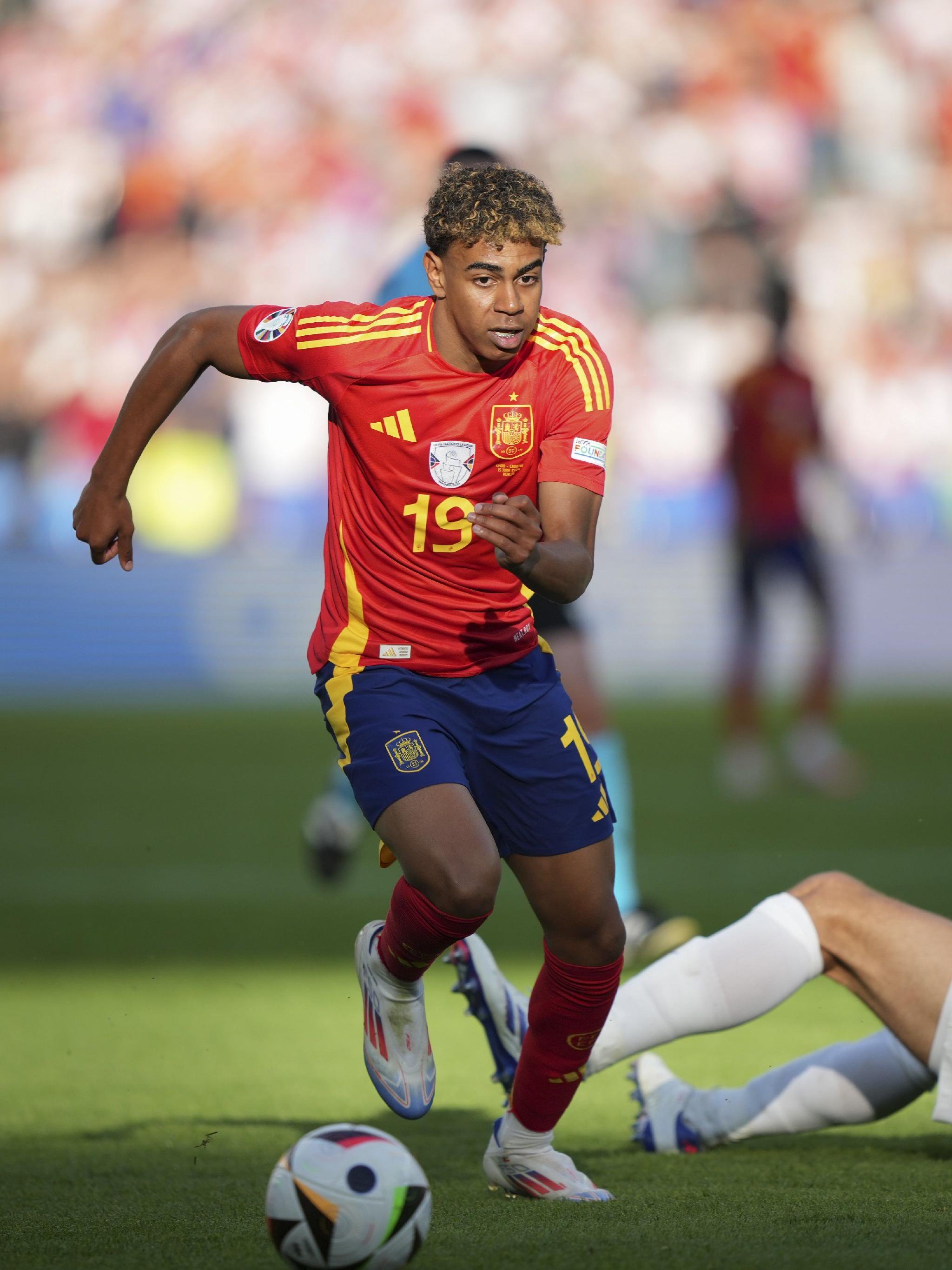 萨莫拉诺：巴萨必须引导好亚马尔，从没听过梅西说皇马偷窃（萨莫拉诺：巴萨需正确引导亚马尔；我从未听梅西称皇马偷窃）