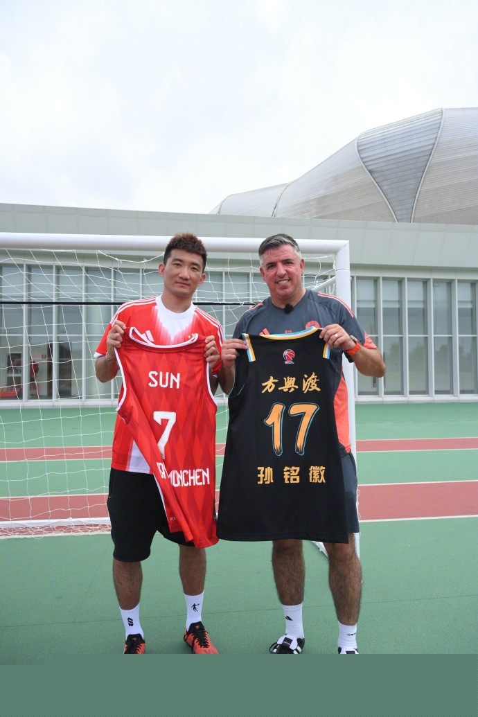 皇马3000万中卫重伤4个月！阿隆索哭晕：生死战后防6将养伤+2人染红（皇马3000万中卫伤停四月！阿隆索无奈：关键战后防线6人伤缺+两将染红）