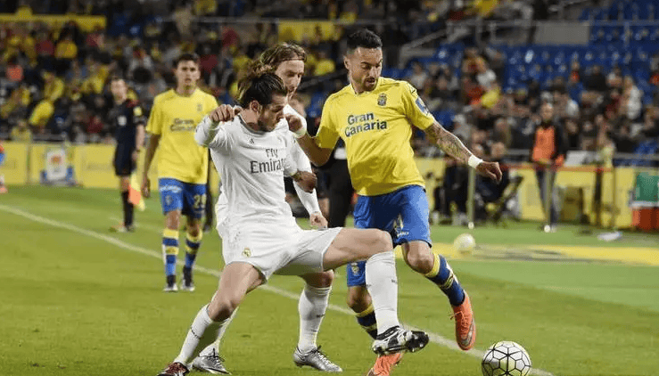 NBA：勇士险胜小牛 库里关键三分救主（NBA：库里献关键三分定胜局 勇士险胜小牛）